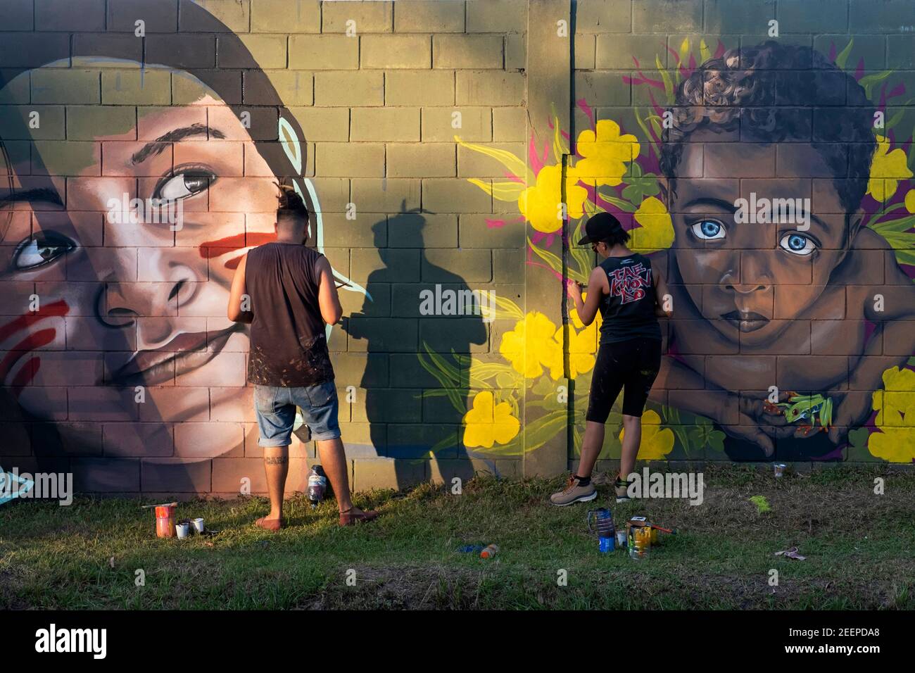 Graffiti argentini/artisti graffiti che creano dipinti murali su un muro nella città di San Cosme, provincia di Corrientes, Argentina Foto Stock