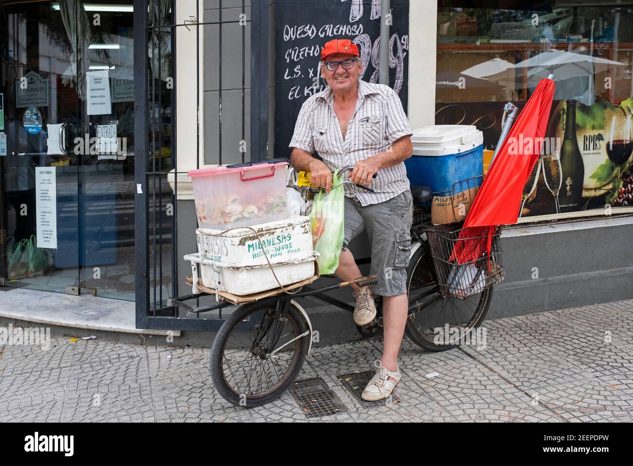 Venditore di strada argentino che vende panini dalla sua bicicletta nella città Corrientes, provincia di Corrientes, Argentina Foto Stock