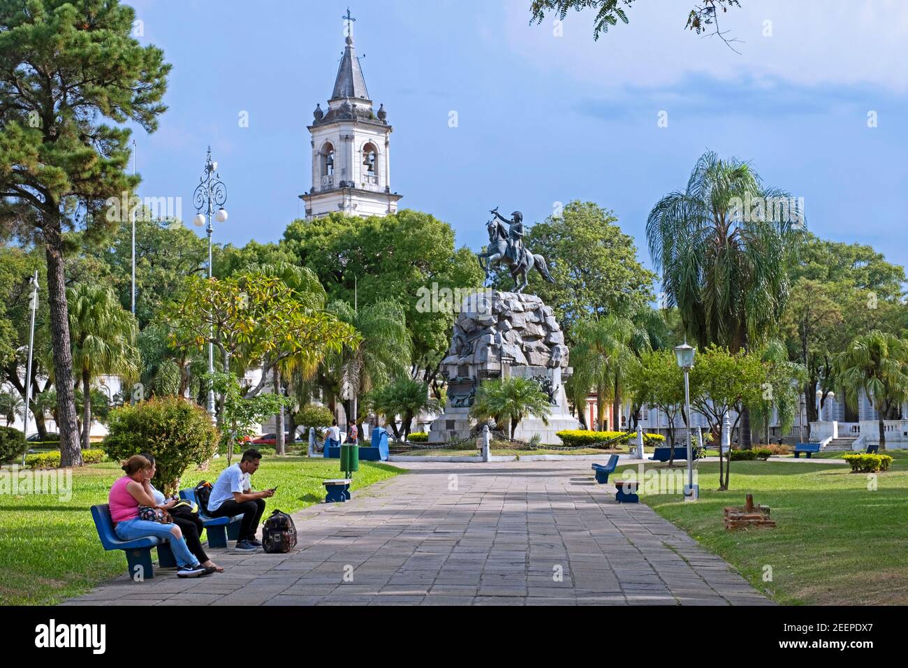 Statua equestre del generale San Martín e Iglesia de la Merced chiesa presso la Plaza 25 de Mayo, piazza principale della città Corrientes, Argentina Foto Stock