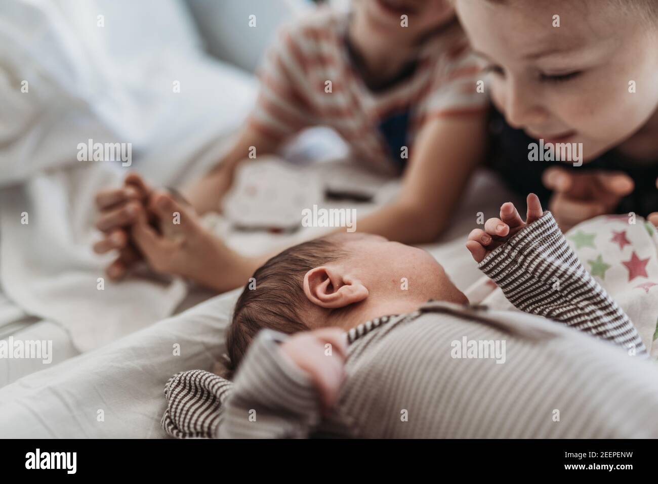 Neonato bambino ragazzo che per la prima volta metting fratelli Foto Stock