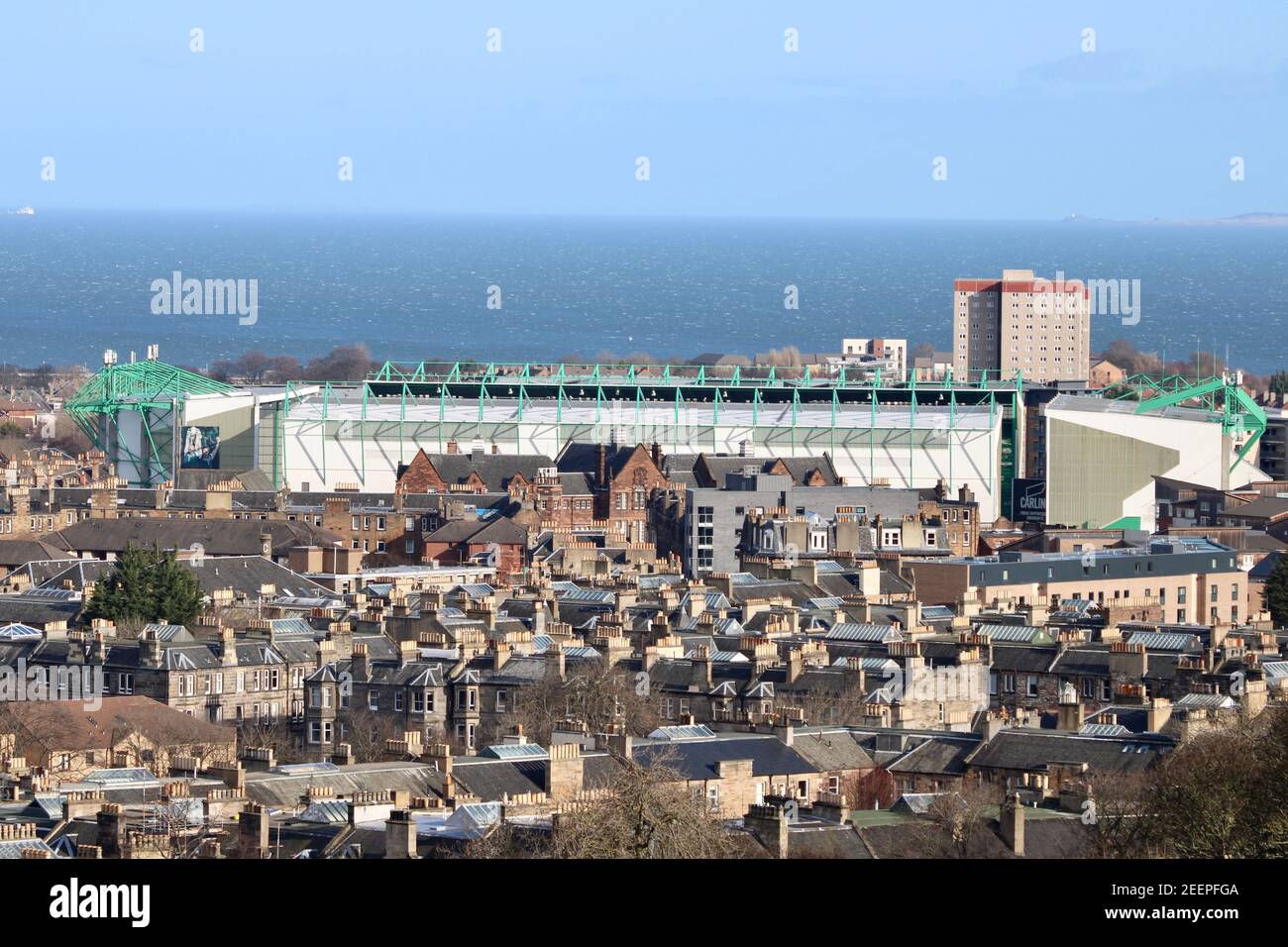 I tetti di Leith e lo stadio Hibernian Football Club Foto Stock