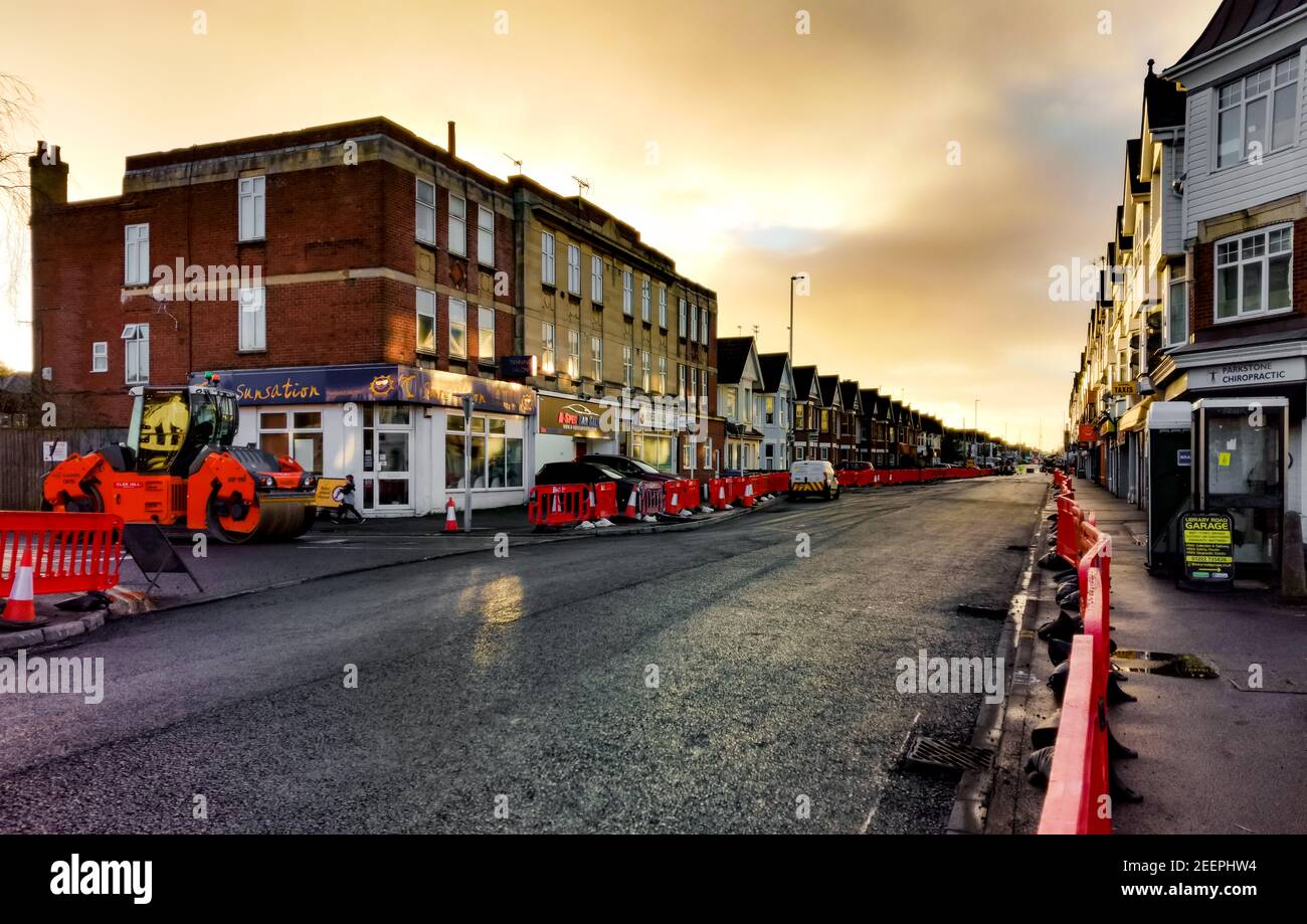 Poole, Regno Unito. 16 Feb 2021. Bournemouth, Regno Unito. Martedì 16 febbraio 2021. Di solito la trafficata Ashley Road, che collega Bournemouth e Poole, è chiusa per la ricostruzione. Credit: Thomas Faull/Alamy Live News Foto Stock