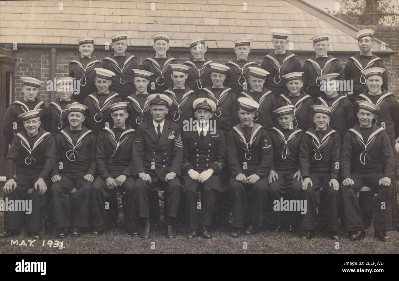 Cartolina fotografica degli anni '30 che mostra un gruppo di marinai britannici di H.M.S. San Vincenzo. Foto Stock