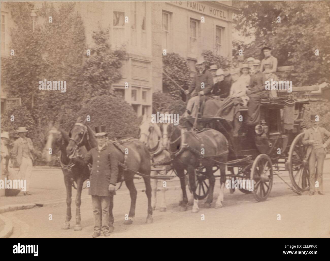 Victorian Shanklin, Isle of Wight Cabinet Card che mostra un autobus e cavalli con passeggeri a bordo. Il pullman si trova fuori dal Daish's Hotel, Shanklin. Datata 6 luglio 1888. Foto Stock