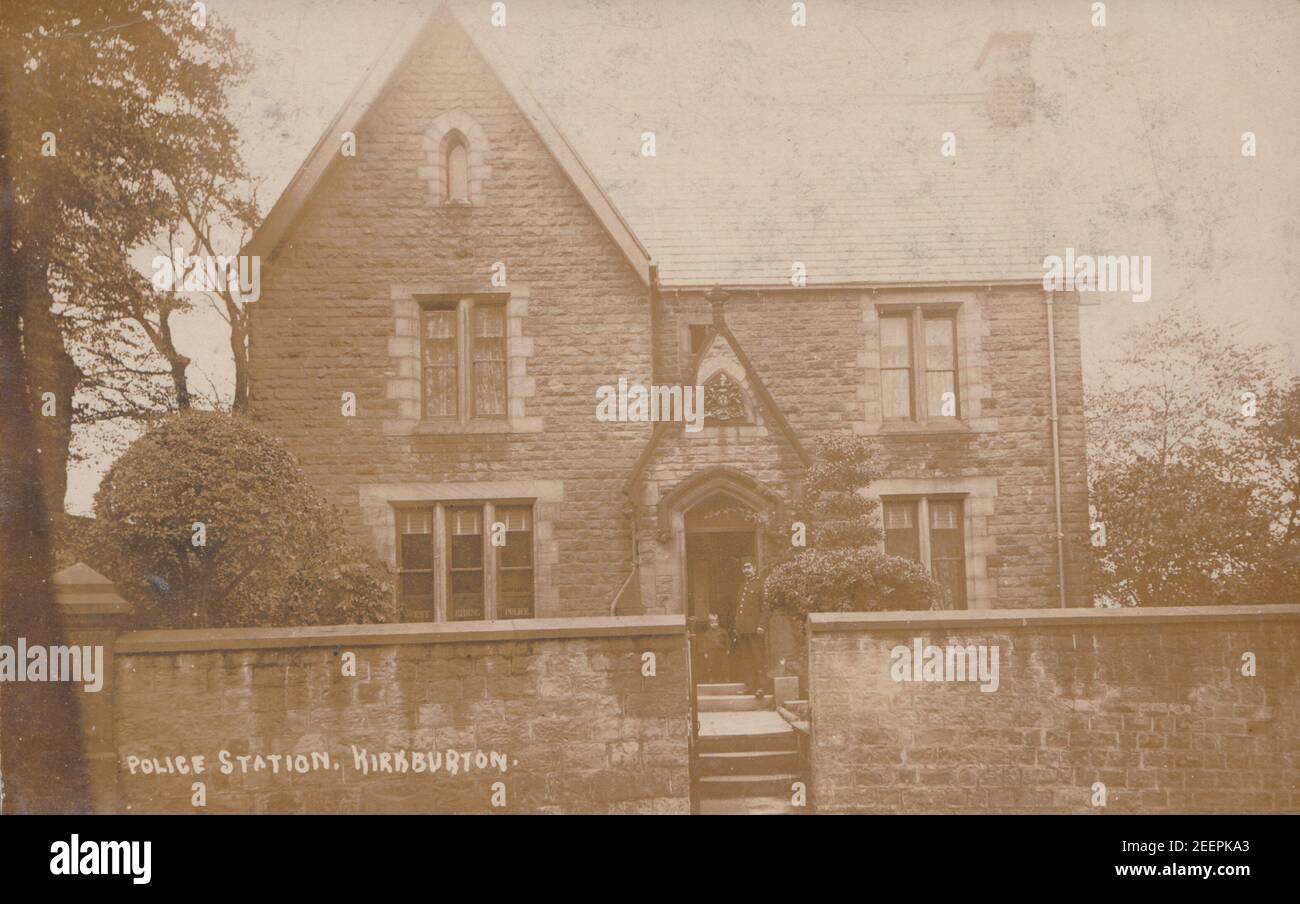 Cartolina fotografica edoardiana vintage 1906 con stazione di polizia di Kirkburton, Yorkshire, Inghilterra. Foto Stock