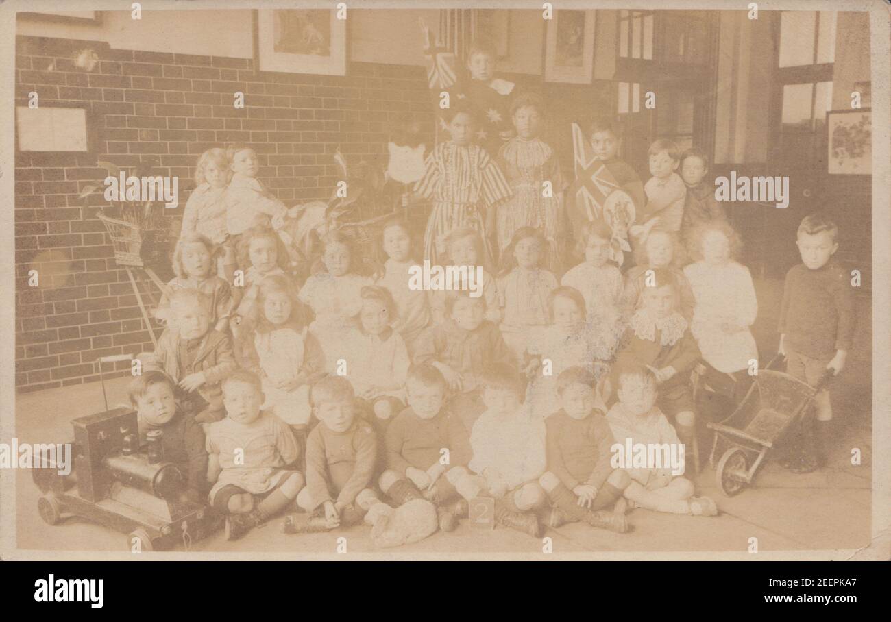 Cartolina fotografica edoardiana d'epoca di una scuola elementare classe c1905-1910. Foto Stock