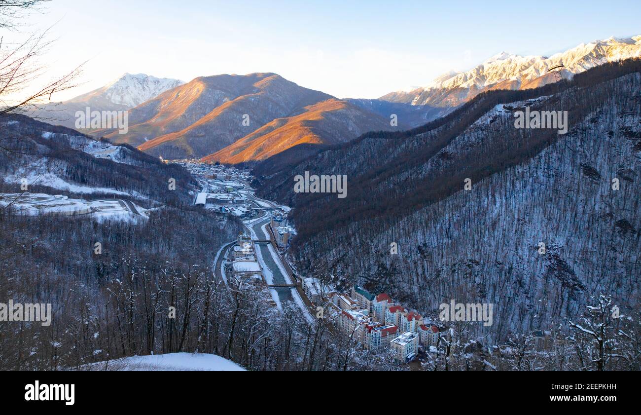 Montagne invernali e la città Foto Stock