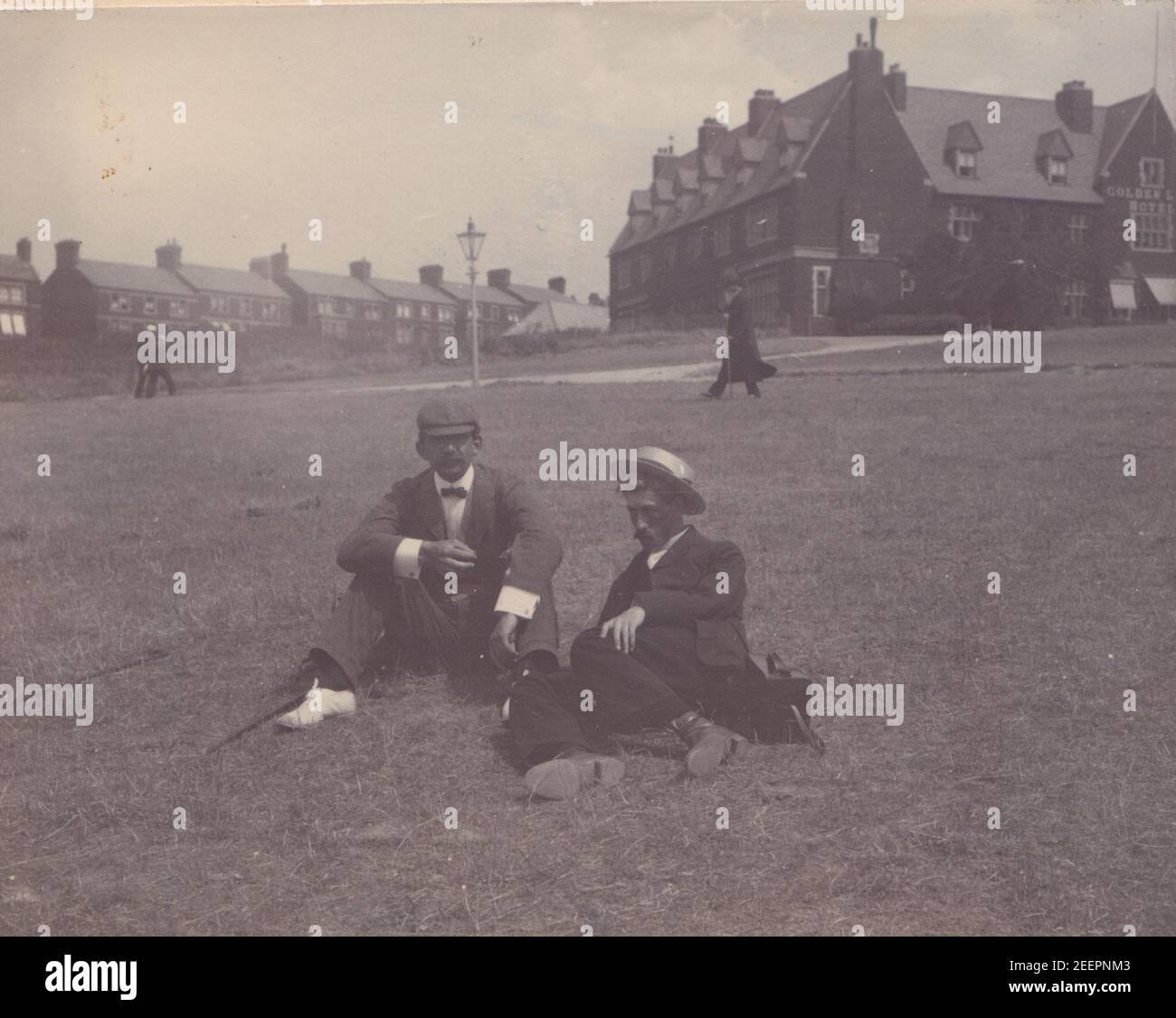 Fotografia edoardiana d'epoca del 1904 che mostra due uomini che si rilassano sull'erba a Hunstanton, Norfolk, Inghilterra. Foto Stock