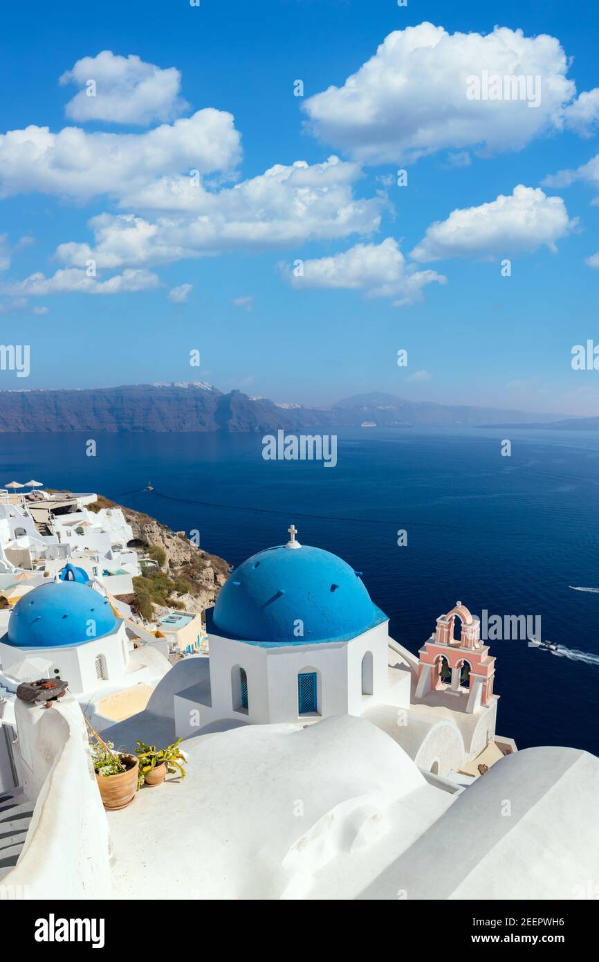 Famosa vista della città di Oia sull'isola di Santorini in Grecia. Case bianche tradizionali. Grecia, mar Egeo. Famosa destinazione europea Foto Stock