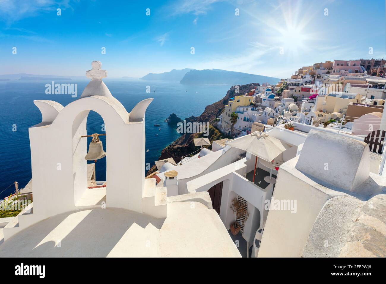 Famosa vista della città di Oia sull'isola di Santorini in Grecia. Case bianche tradizionali. Grecia, mar Egeo. Famosa destinazione europea Foto Stock