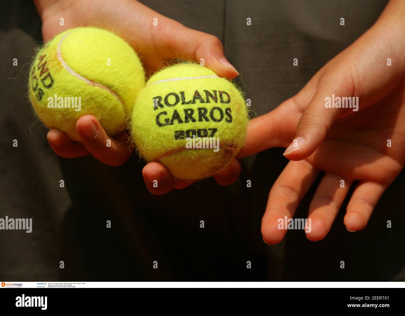 Palline da tennis Roland Garros Foto stock - Alamy