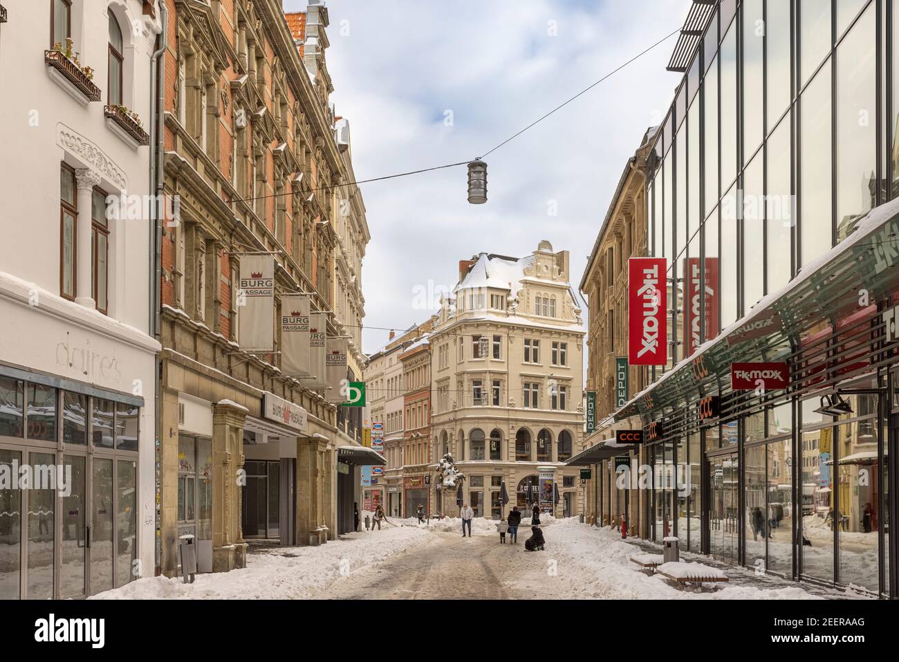 La neve è stata accumulata nelle strade della città di Braunschweig, in Germania Foto Stock