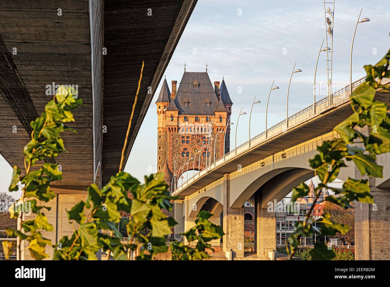 Vista della Torre Nibelungen e del Ponte Nibelungen a Worms durante l'alba senza traffico e persone Foto Stock