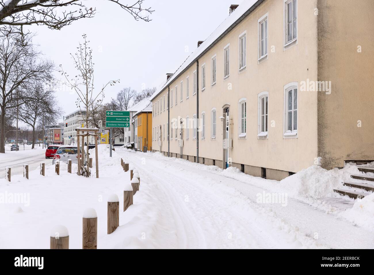 L'improvvisa caduta di neve a Wolfsburg rallenta il traffico cittadino in Germania Foto Stock