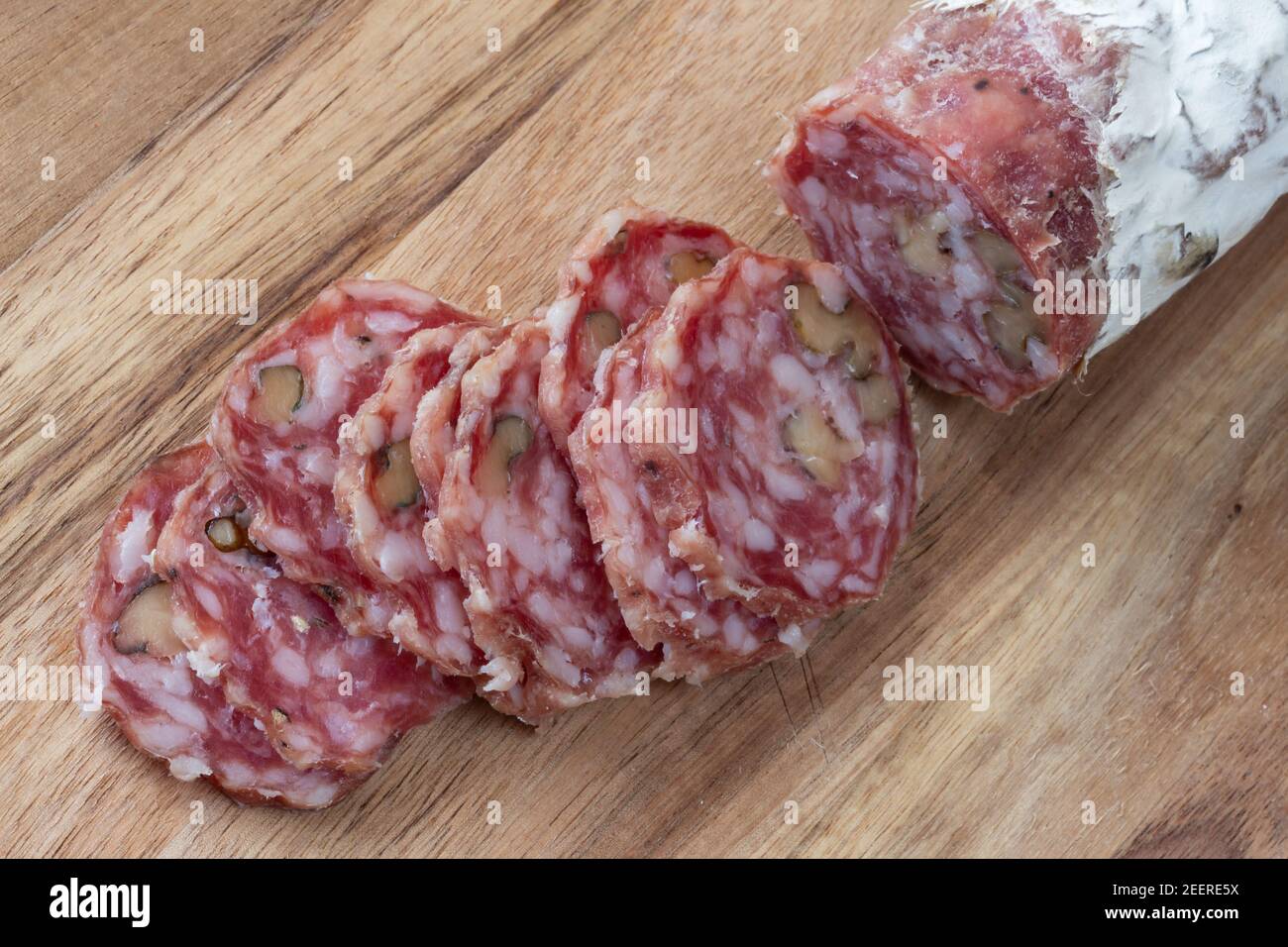 Affettato Salame secco all'aria - fondo di legno Foto Stock