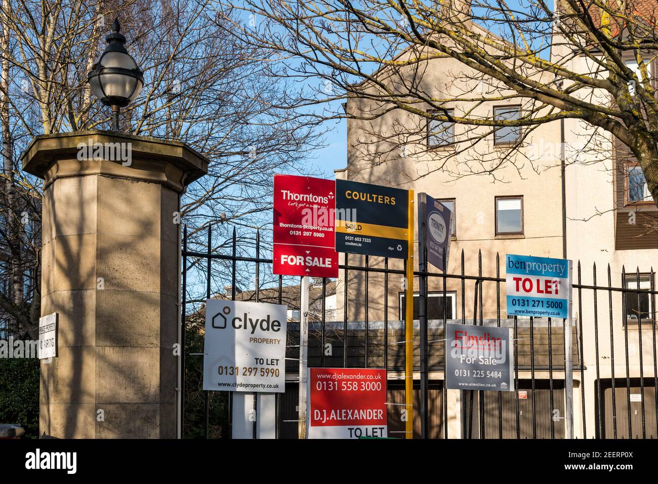 Agenti immobiliari immobili in vendita, in affitto e vendita insegne, Leith, Edimburgo, Scozia, UK Foto Stock