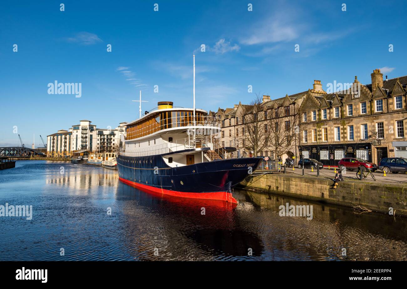 Conversione completata della nave a vapore Ocean Mist in hotel galleggiante, The Shore, Leith, Edimburgo, Scozia, Regno Unito Foto Stock