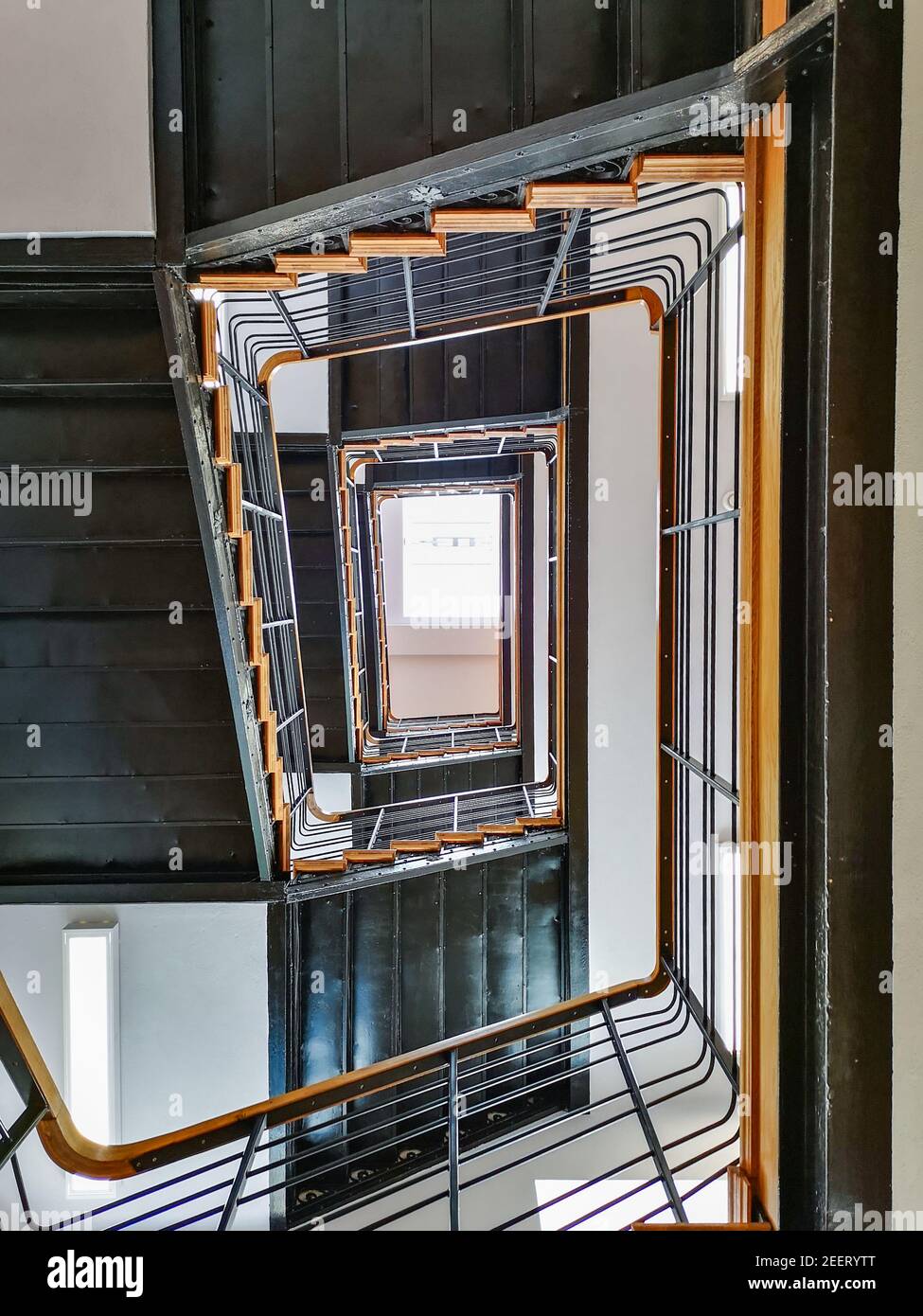 Ricerca su scala metallica rettangolare a spirale con finestra in alto Foto Stock