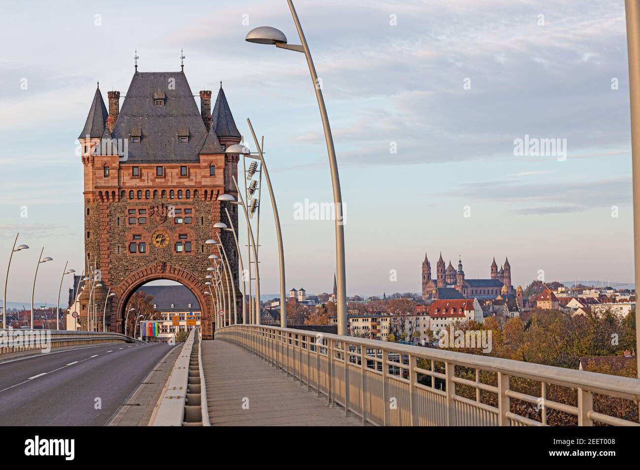 Vista della Torre Nibelungen e del Ponte Nibelungen a Worms durante l'alba senza traffico e persone Foto Stock