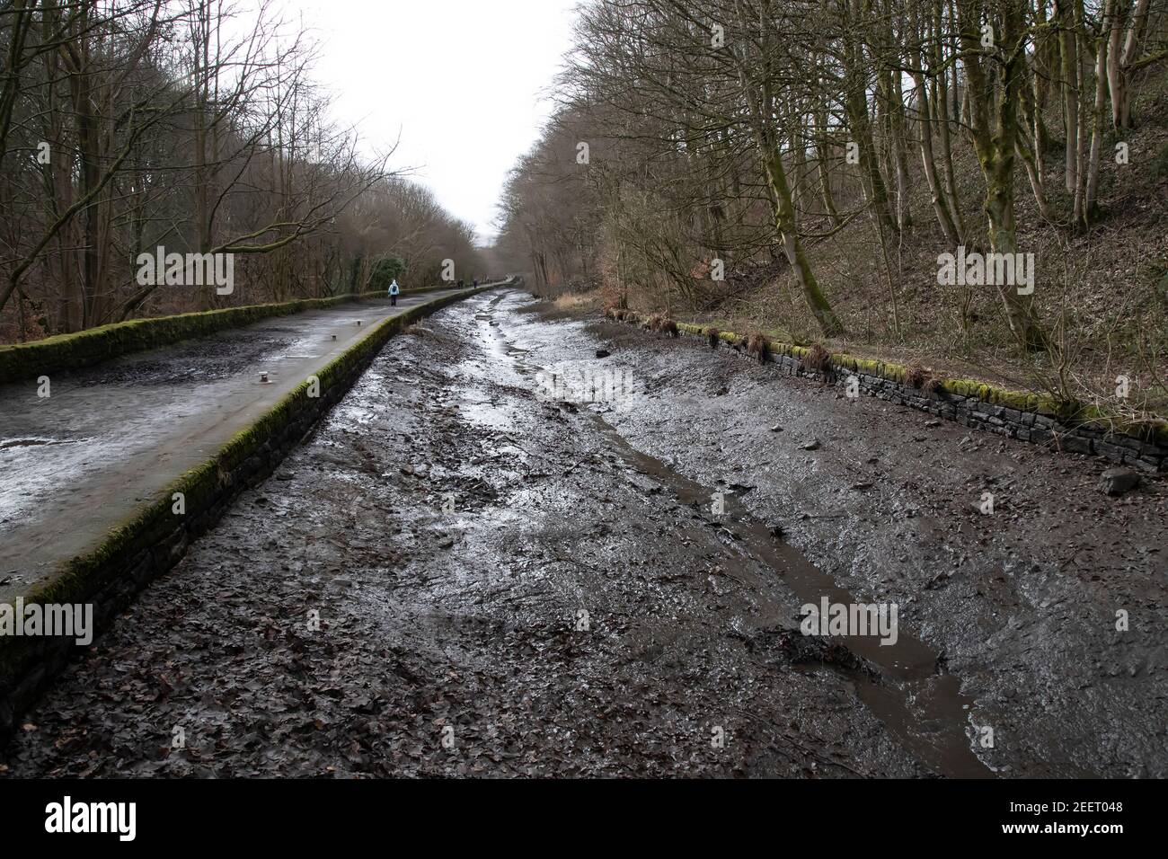 Il canale stretto di Huddersfield appena ad ovest di Slaithwaite è drenato per lavori di manutenzione e mostra una capacità limitata per tutti tranne imbarcazioni a vela poco profonde Foto Stock