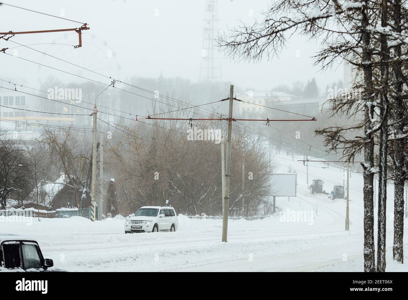 nel parco c'erano profonde nevicate, un ciclone forte ha colpito la città e in inverno c'era molta neve Foto Stock