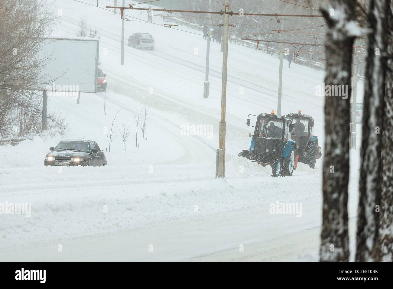 nel parco c'erano profonde nevicate, un ciclone forte ha colpito la città e in inverno c'era molta neve Foto Stock
