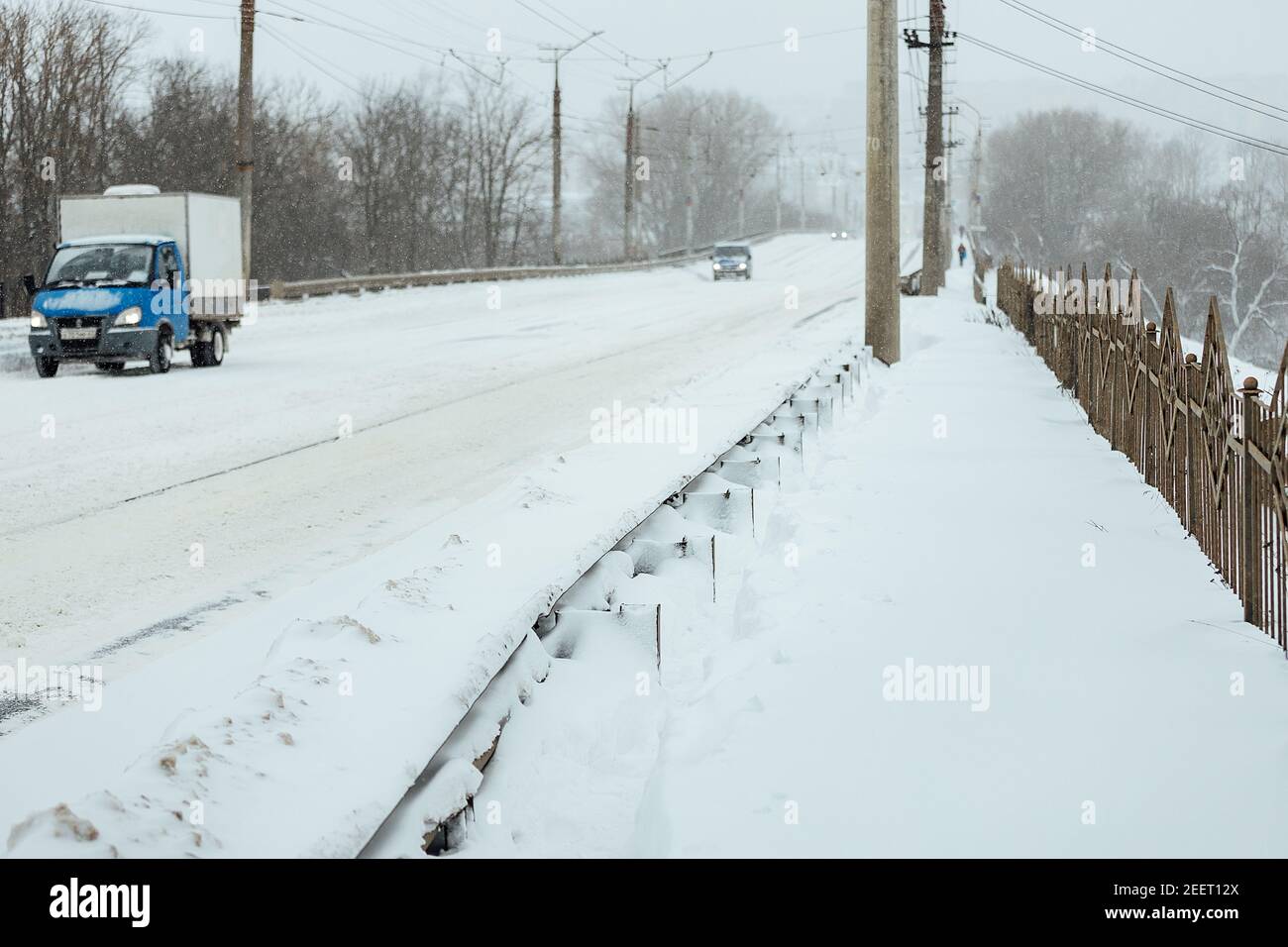nel parco c'erano profonde nevicate, un ciclone forte ha colpito la città e in inverno c'era molta neve Foto Stock