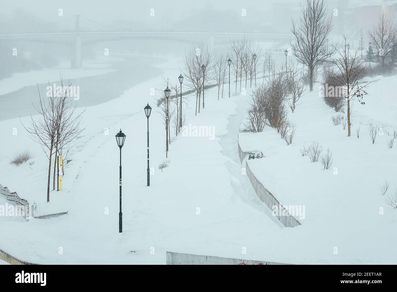 nel parco c'erano profonde nevicate, un ciclone forte ha colpito la città e in inverno c'era molta neve Foto Stock