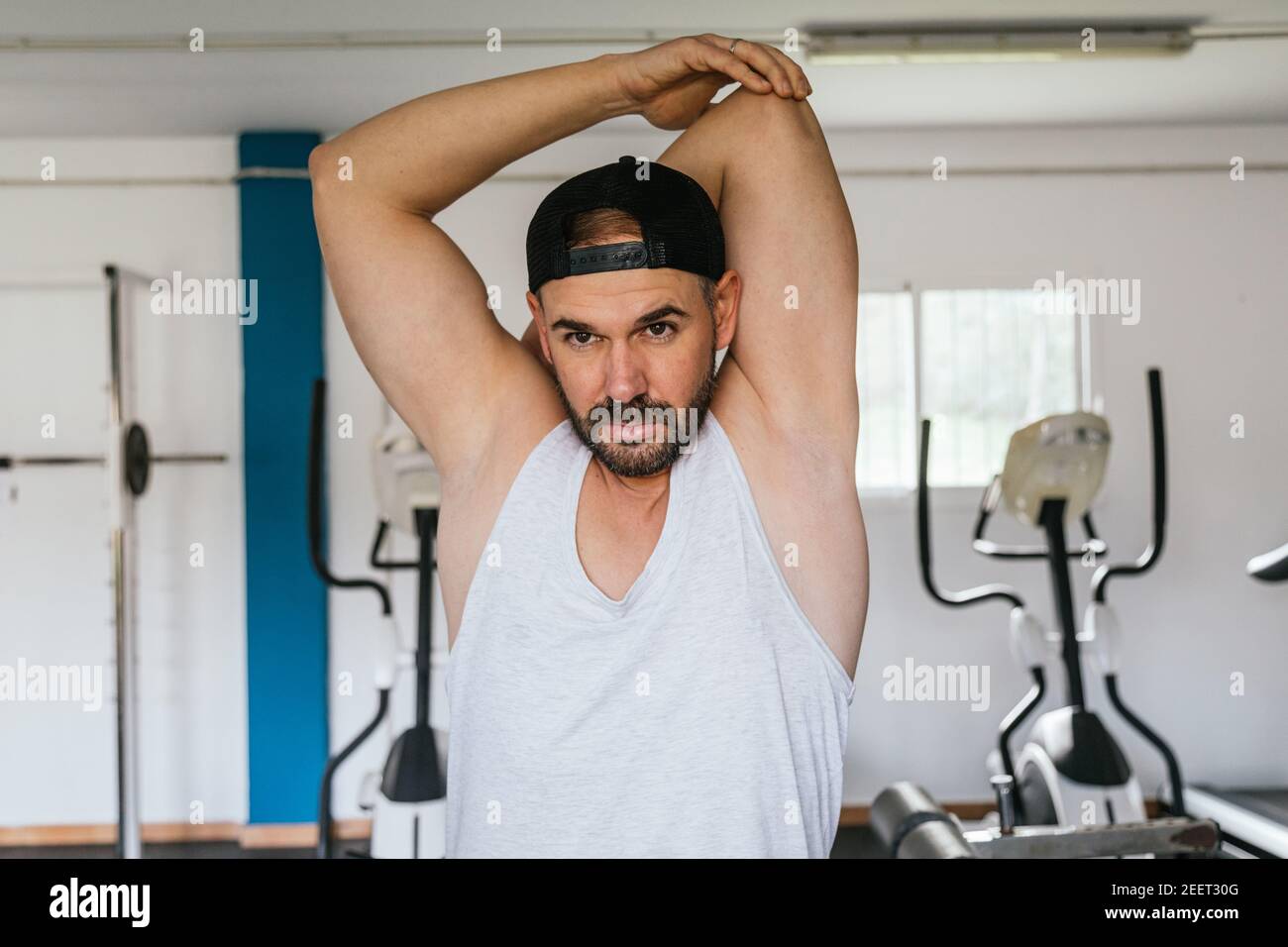 Uomo che stretching in palestra. Concetto di salute Foto Stock