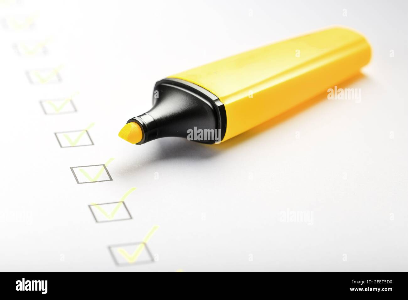Marcatore giallo con marcatori sulla scheda della lista di controllo. Concetto attività elenco di controllo completato. Foto Stock