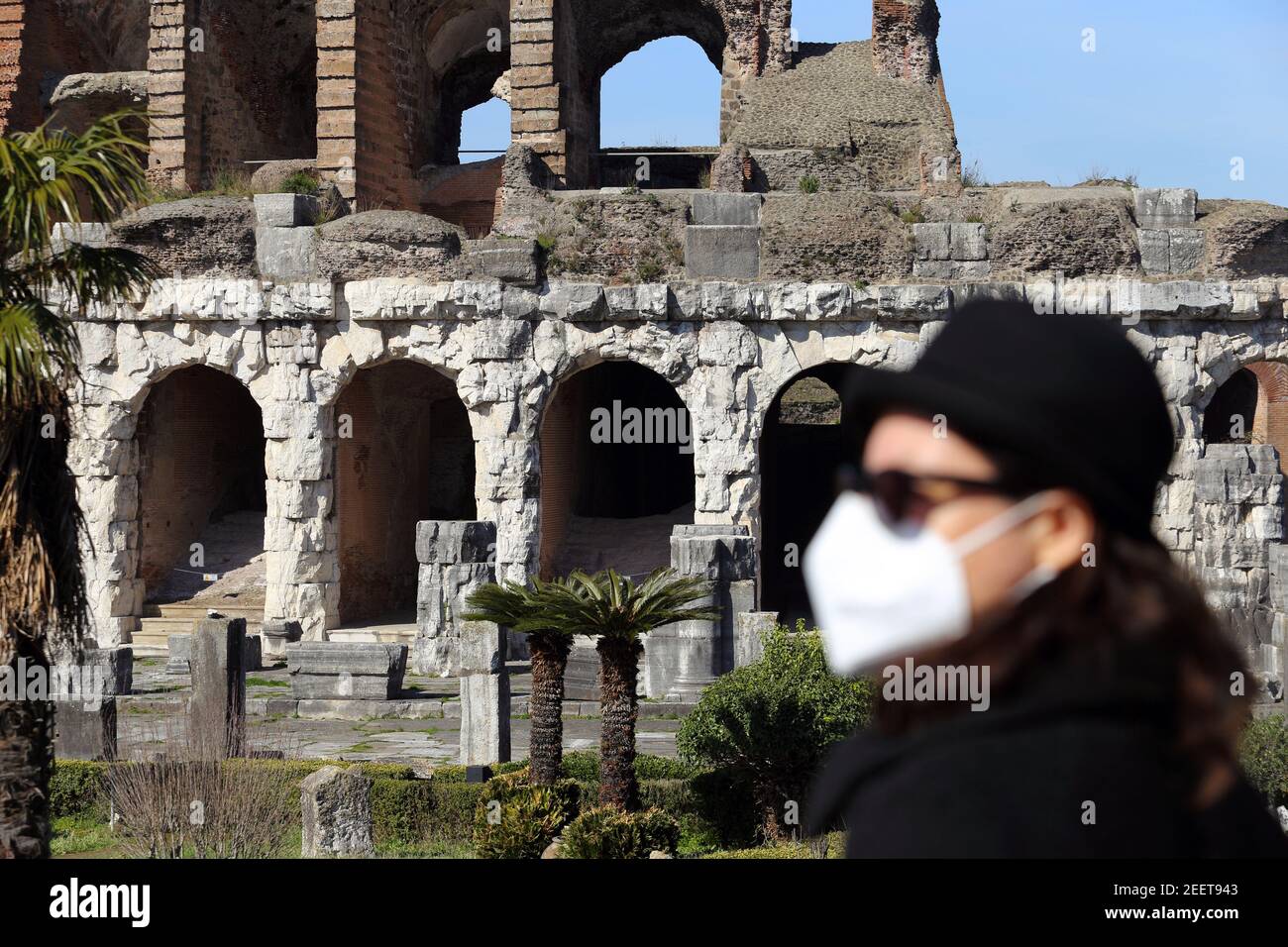 Santa Maria Capua Vetere, Italia - 16 febbraio 2021: Coronavirus in Campania, primo piano sulla mascherina protettiva e dietro l'anfiteatro Campano Foto Stock