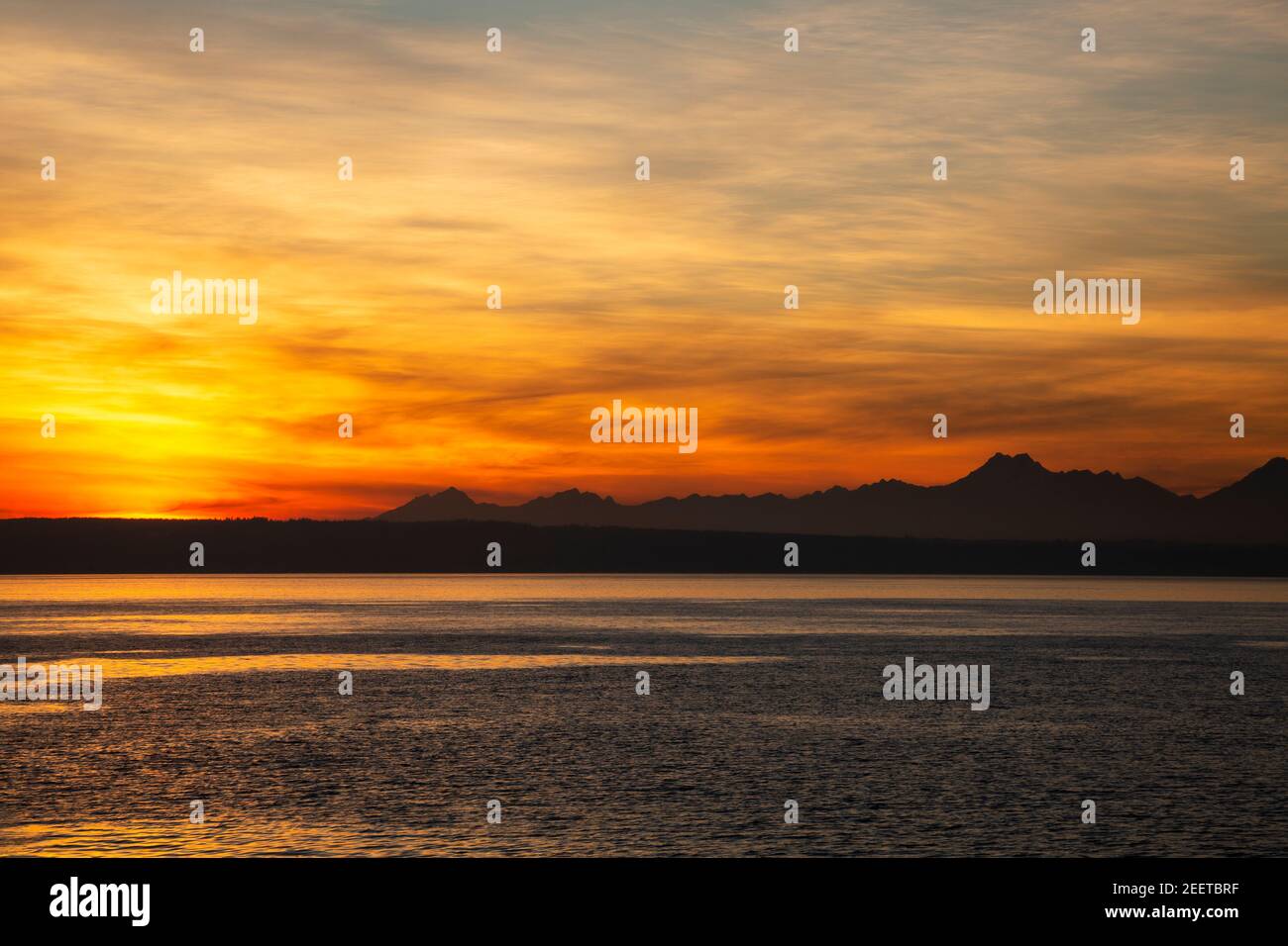 WA19209-00...WASHINGTON - un tramonto Puget Sound, chiamato anche il Salish Sea. Foto Stock