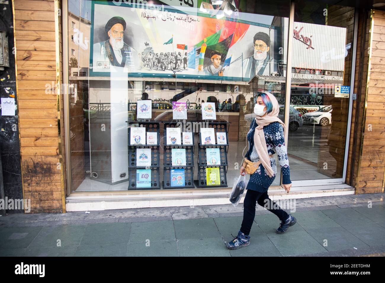 Teheran, Iran. 16 Feb 2021. I ritratti del leader supremo dell'Iran, Ayatollah Ali Khamenei e del leader iraniano`s Ayatollah Khomeini si riflettono in una vetrina di libreria in via Enghelab (Rivoluzione), Teheran, Iran. Dall'inizio di febbraio 2021, il numero di persone infettate dal Coronavirus è aumentato in Iran. (Foto di Sobhan Farajvan/Pacific Press) Credit: Pacific Press Media Production Corp./Alamy Live News Foto Stock