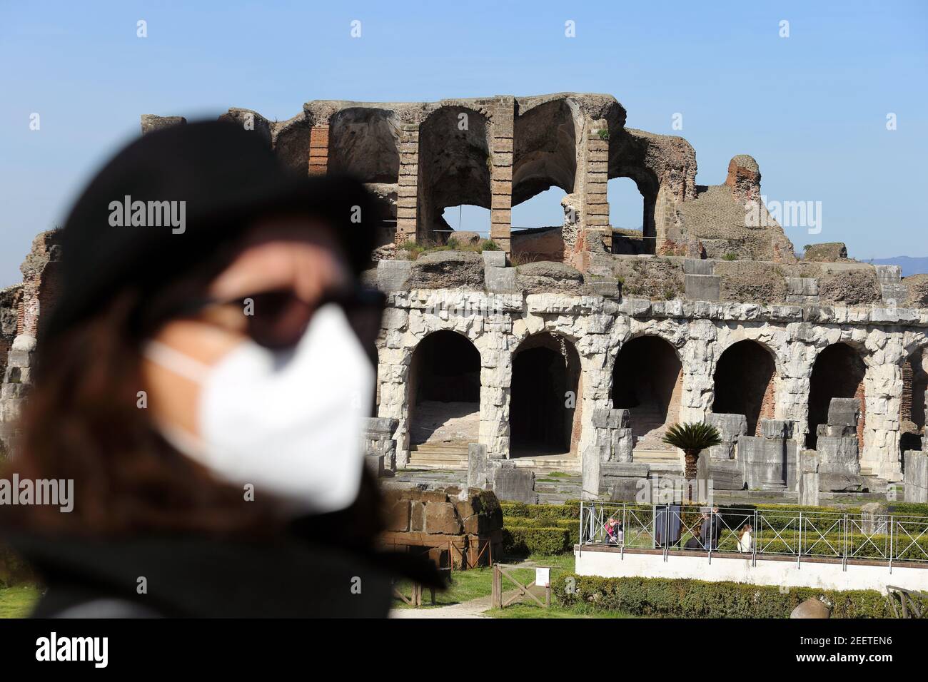Santa Maria Capua Vetere, Italia - 16 febbraio 2021: Coronavirus in Campania, primo piano sulla maschera protettiva e dietro l'anfiteatro Campano Foto Stock