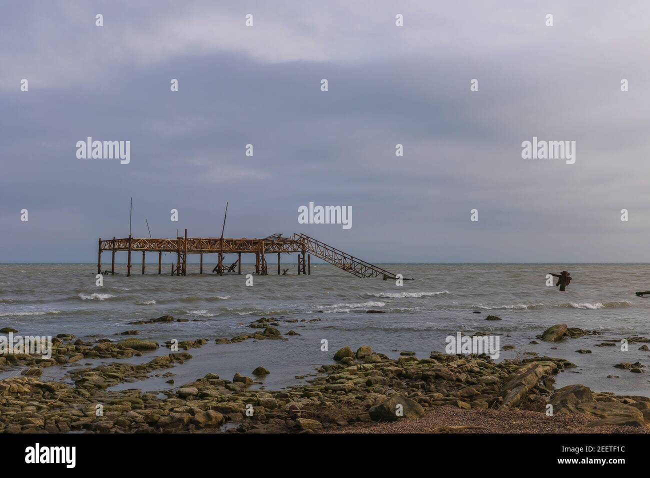 Vecchio molo sbriciolato sul mare Foto Stock