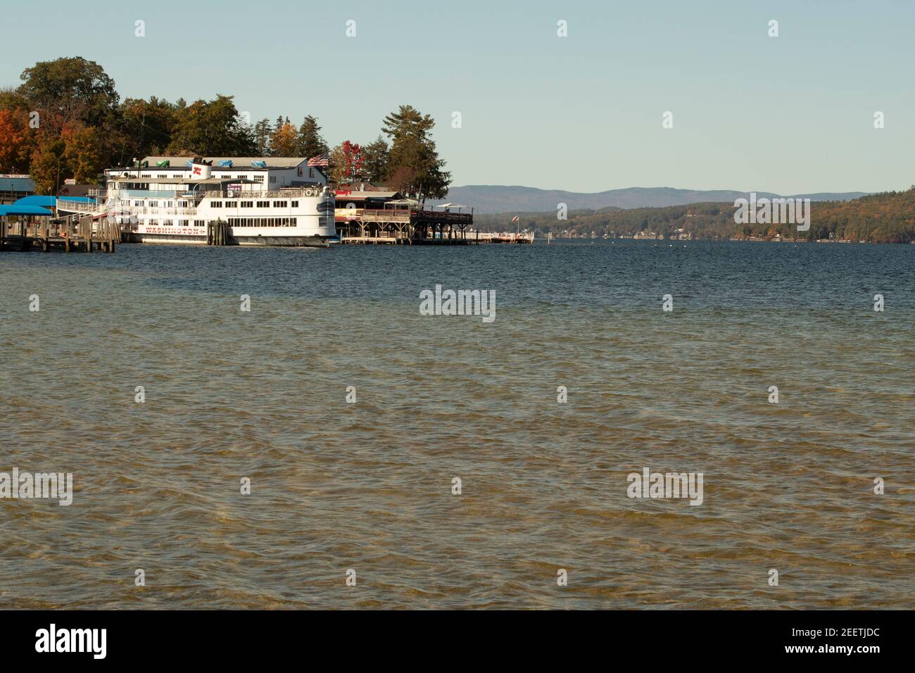 Situato sulla punta meridionale del lago Winnipesaukee, il più grande lago del New Hampshire. Molti negozi e una linea ferroviaria che viaggia intorno a parte di questo lago Foto Stock