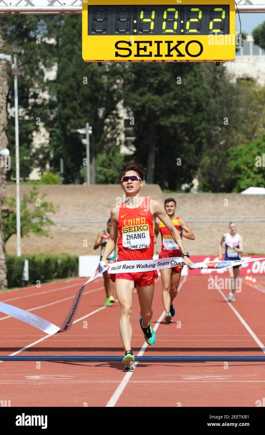 celebrating after winning the 10km walk Junior Men event at the IAAF World Race Walking Team Championships in 2016 Foto Stock