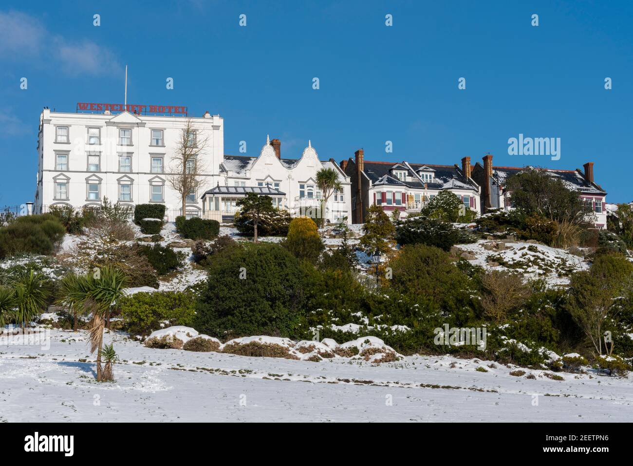 Muthu Westcliff Hotel, Westcliff on Sea, sopra Western Esplanade, Southend on Sea, Essex, Regno Unito. Snow Covered Cliff Gardens. Vista pittoresca Foto Stock