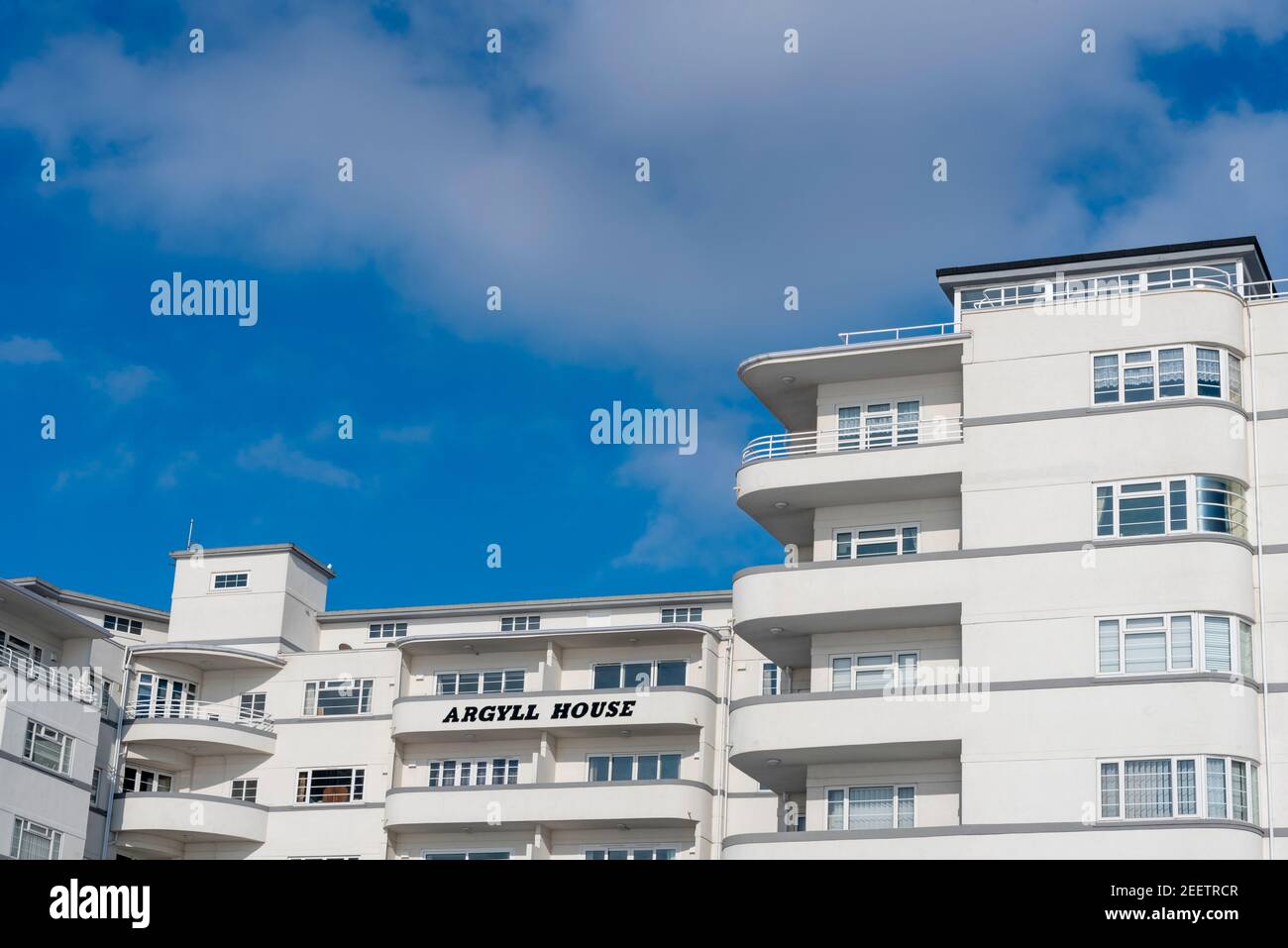 L'Argyll House è un edificio modernista art deco in stile internazionale degli anni '30. Southend on Sea, Essex, Regno Unito. Westcliff sul mare. In cima alla scogliera rinnovata di colore bianco brillante Foto Stock