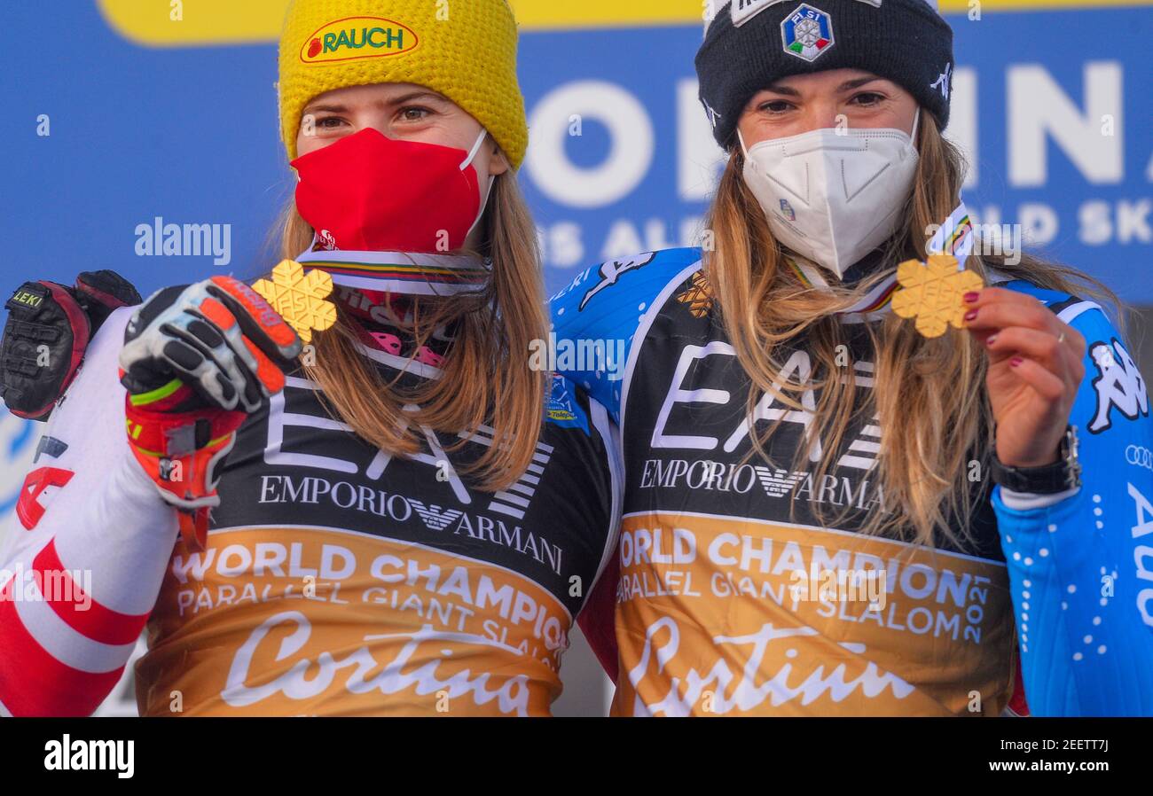 Rumerlo, Cortina (BL), Italia, 16 Feb 2021, Italia‚Äôs Marta Bassino e Americani Tessa Worley mostra la sua medaglia d'oro più dura nel corso del 2021 FIS Alpine World SKI Championships - Parallel Giant Slalom - Donne, corsa di sci alpino - Foto Franco Debernardi / LM Foto Stock