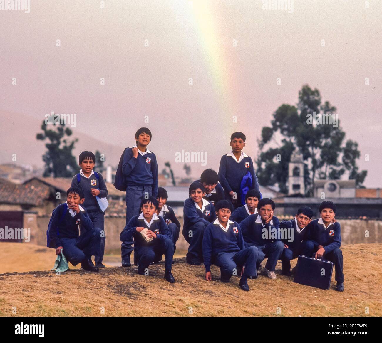HUANCAYO, PERÙ - ragazzi della scuola in posa uniforme per foto di gruppo, e arcobaleno. Foto Stock