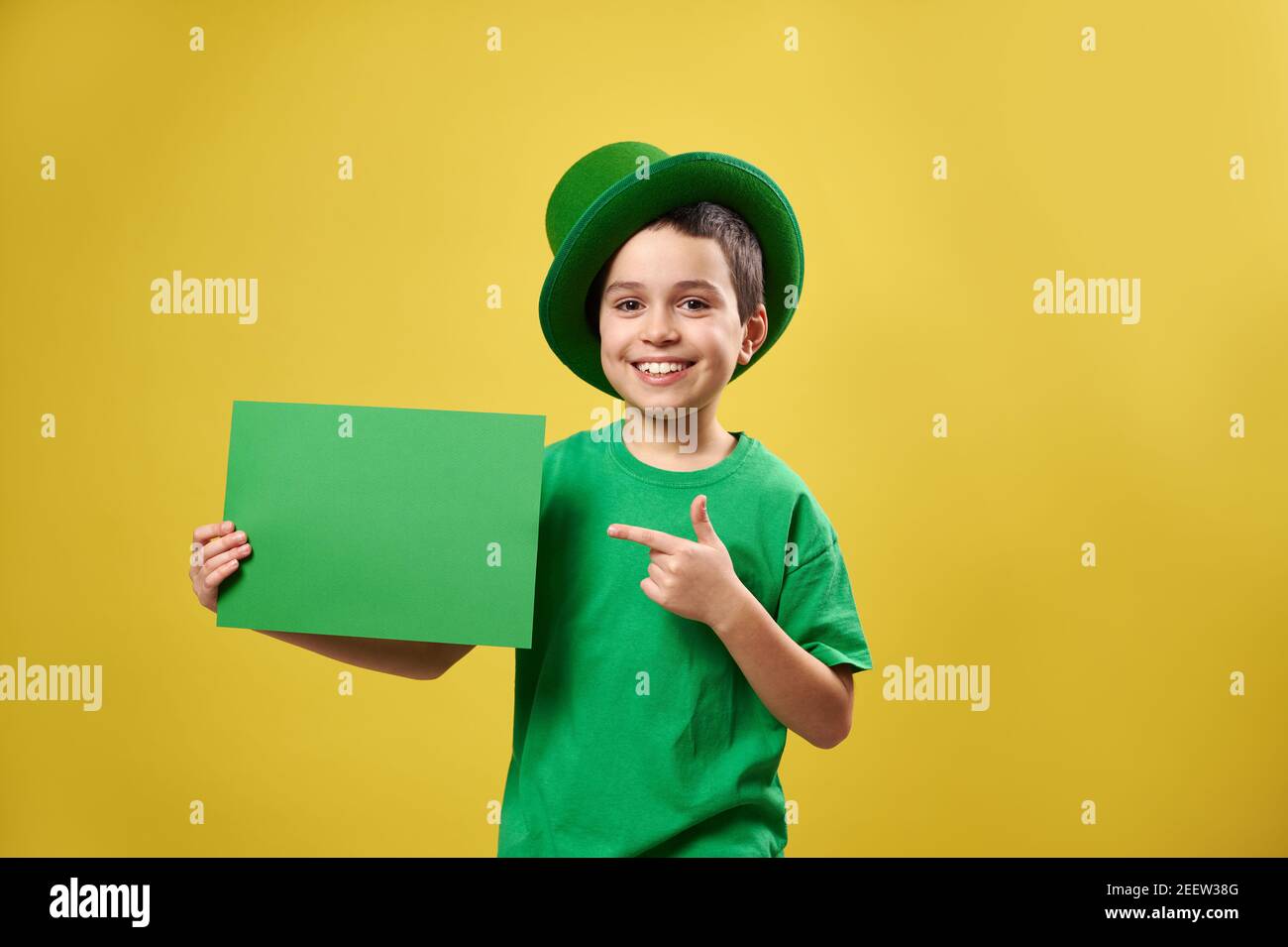 bambino di 8 anni che gioca con popit nel parco. bambino felice con  giocattolo. bambino che indossa abiti casual estivi luminosi. pop-up  multicolore Foto stock - Alamy