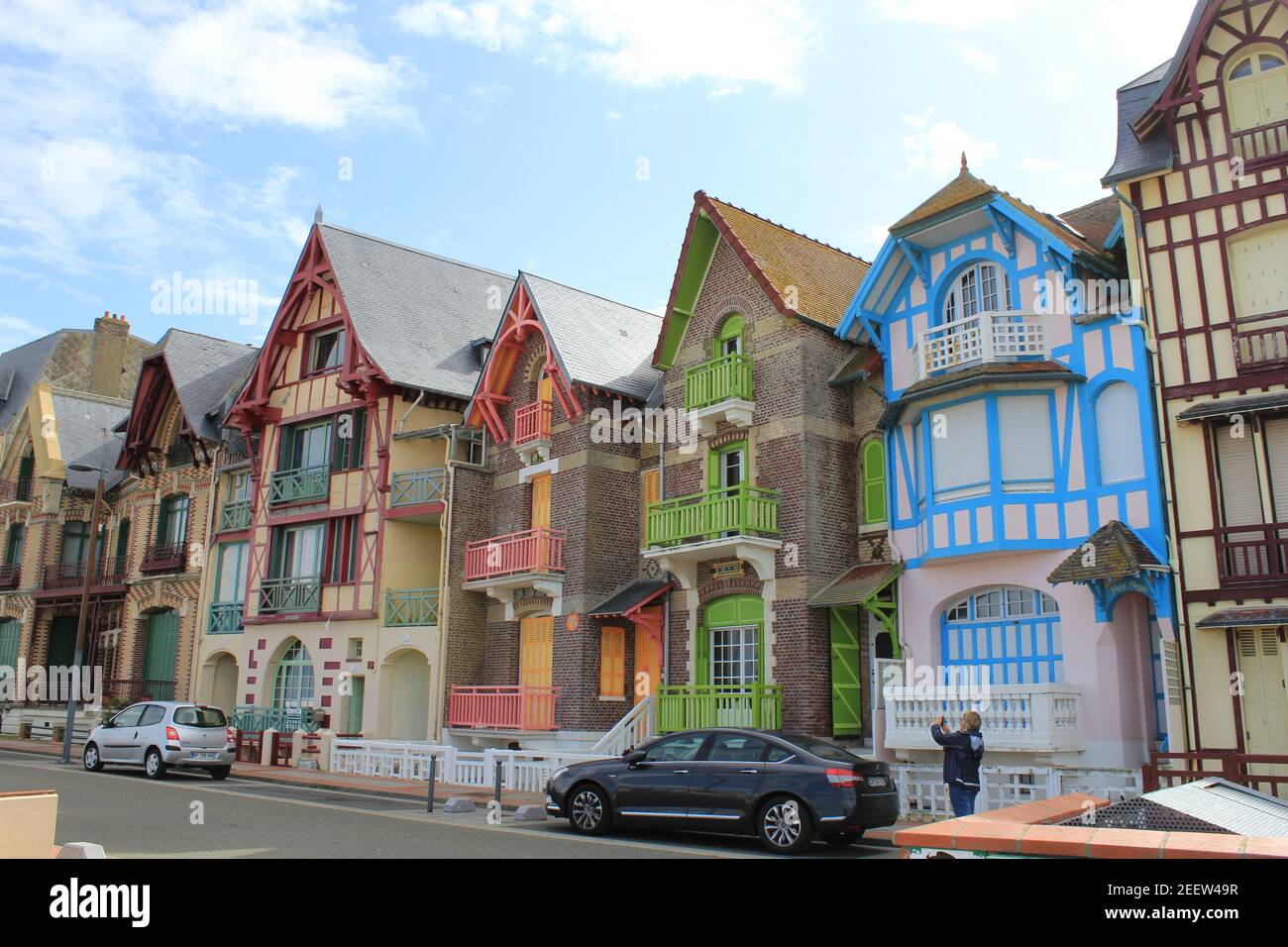 una fila di belle case cittadine colorate in stile britannico closeup sulla costa francese a le treport, in francia in estate Foto Stock