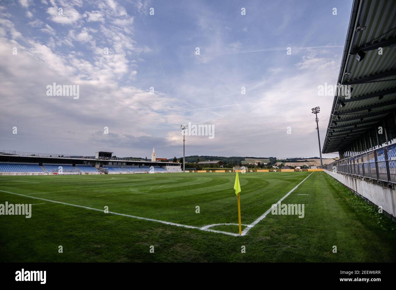 campo di calcio con cielo in estate Foto Stock