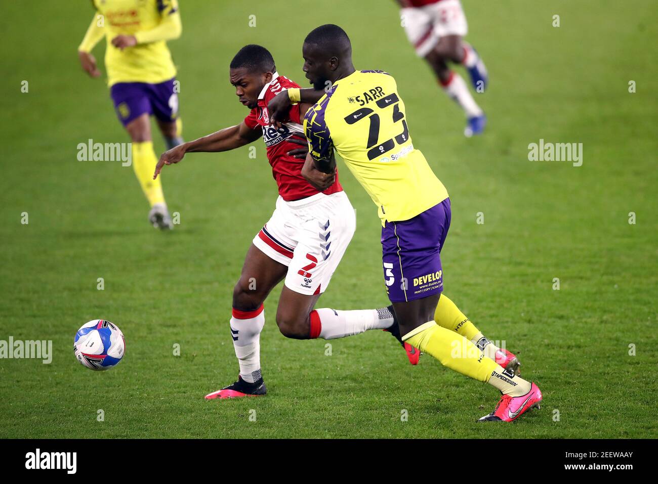 Anfernee Dijksteel di Middlesbrough (a sinistra) e Naby Sarr di Huddersfield Town combattono per la palla durante la partita del campionato Sky Bet allo stadio Riverside di Middlesbrough. Data immagine: Martedì 16 febbraio 2021. Foto Stock