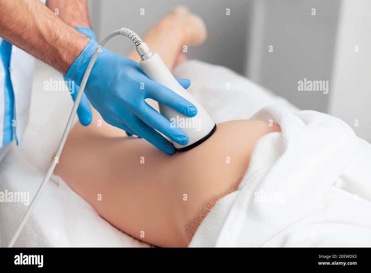 Correzione e serraggio della figura con ultrasuoni in cosmetologia. Foto Stock