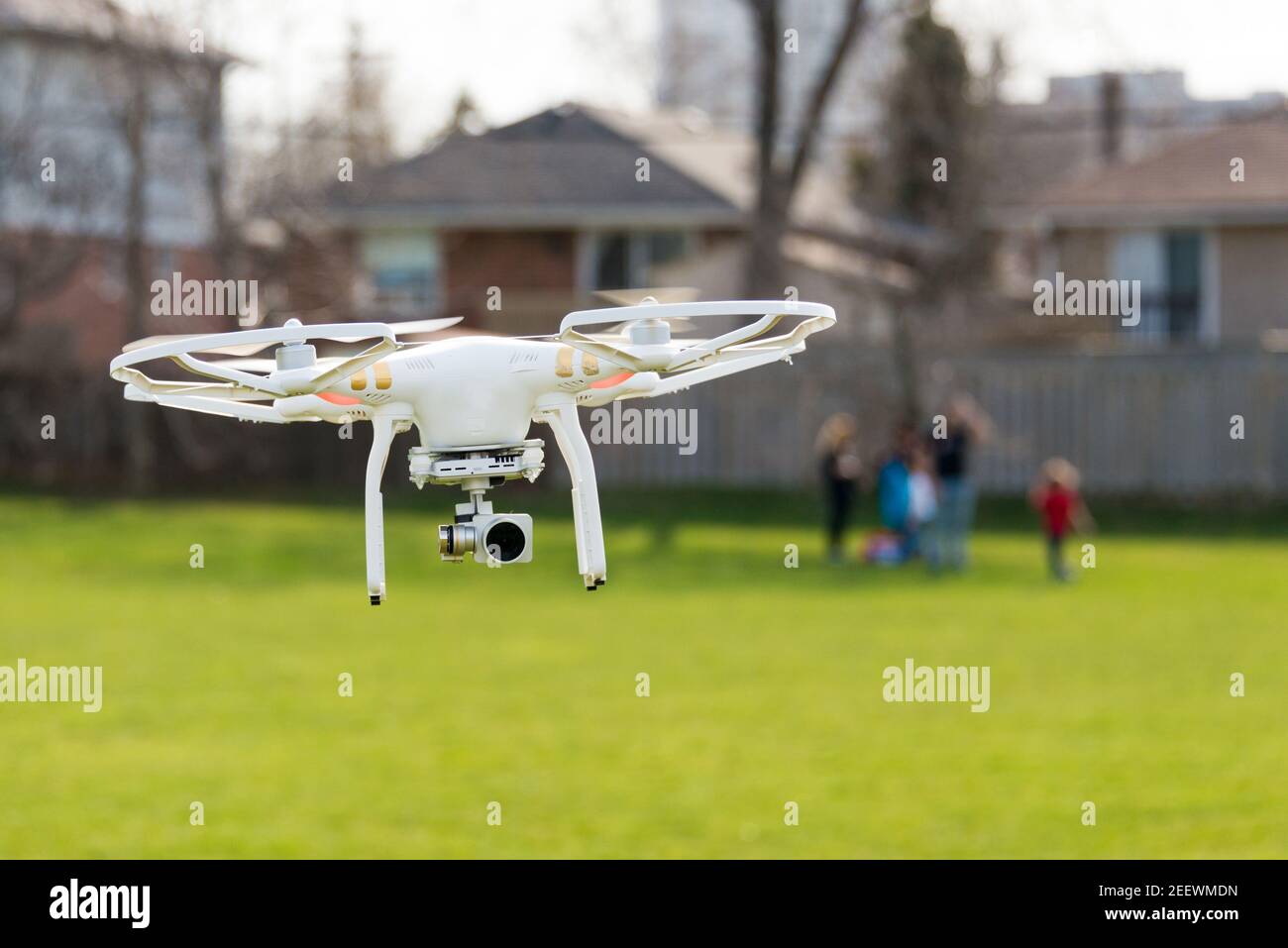 DJI Phantom drone che vola nel vento Foto Stock