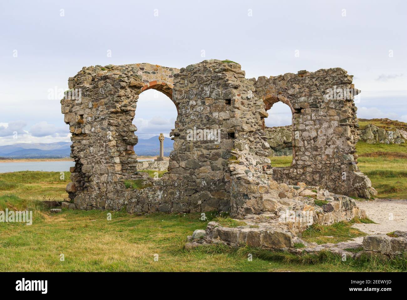 Rovine storiche Chiesa di San Dwynwen (Eglwys Santes Dwynwen), Ynys Llanddwyn isola, Anglesey, Galles del Nord Ovest, Regno Unito Foto Stock