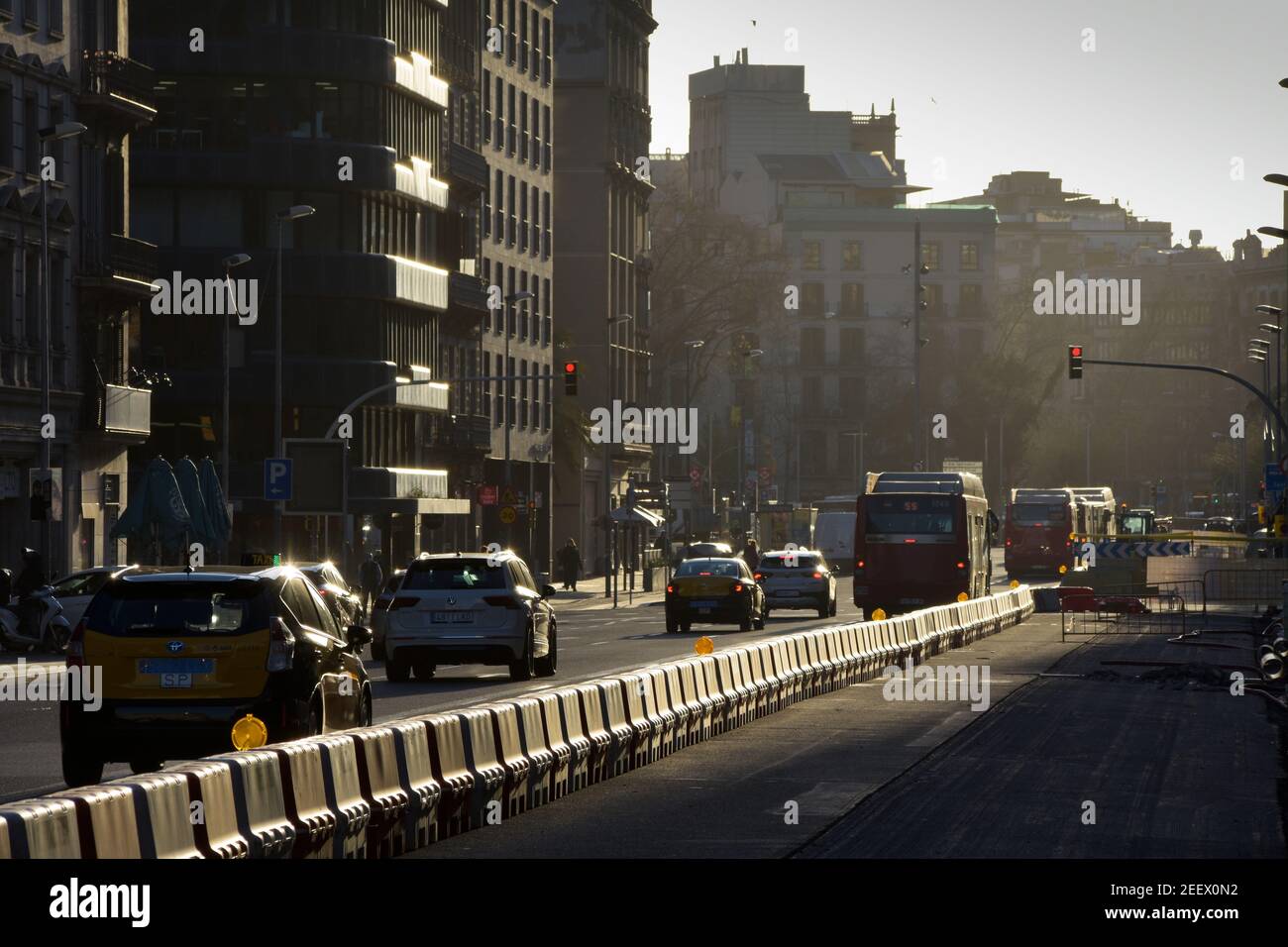 Lavora su una strada. I coni dividono la strada con i lavori e la strada con il traffico circolante. Barcellona, Catalogna, Spagna. Foto Stock