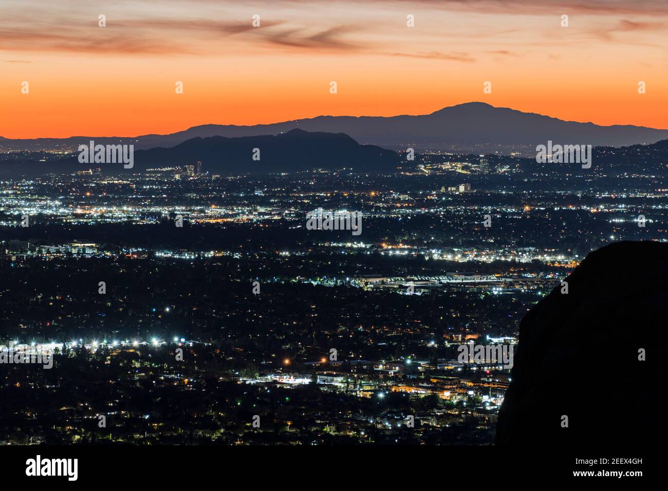 Vista panoramica dell'alba della valle di Los Angeles dal passo di Santa Susana sopra la valle occidentale di San Fernando, nella California meridionale. Foto Stock